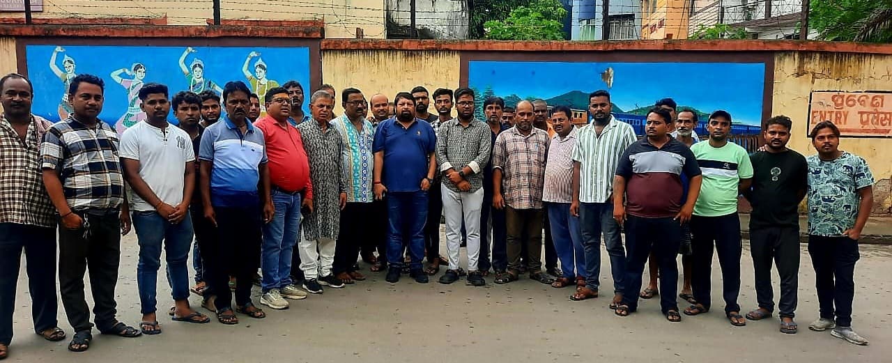 रेलवे के फरमान से नाराज दुकानदार आरपीएफ एएससी से मिले, मांगी मोहलत