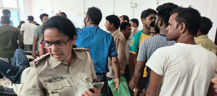 पेड़ से टकरायी अनियंत्रित स्कार्पियो, दुर्घटना में आर्मी जवान व उनकी मासूम पुत्री की मौत