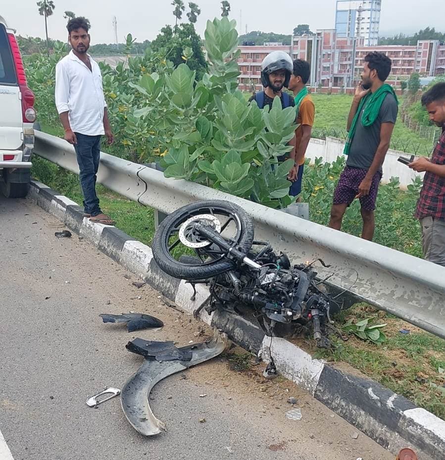बेकाबू वाहन की टक्कर में युवक की मौत