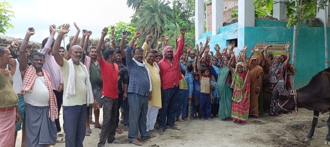 बंद पड़े नल-जल को चालू करने को किया प्रदर्शन