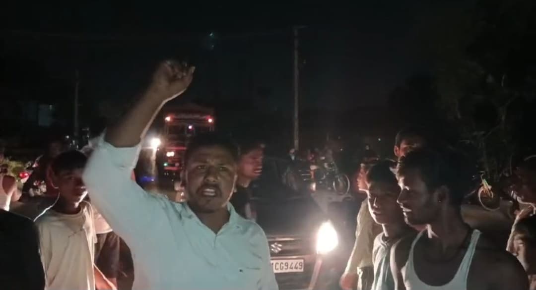 बिजली के लिए आक्रोशित ग्रामीणों ने किया सड़क जाम