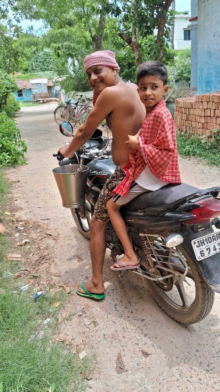 एक किमी दूर जाकर बाइक से पानी लाते बेहटा गांव के लोग