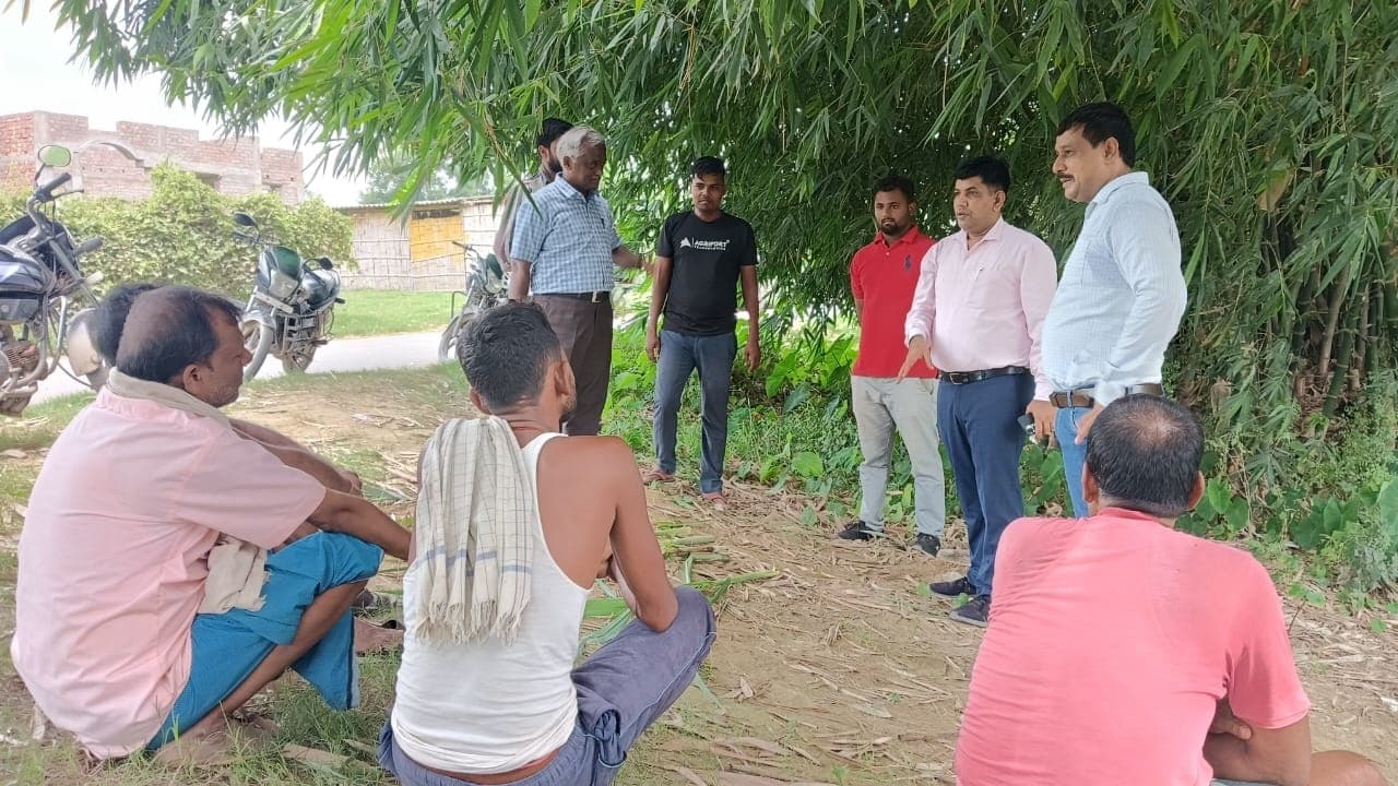 खेत में पहुंच कर वैज्ञानिक दी गन्ना रोग से बचाव की जानकारी