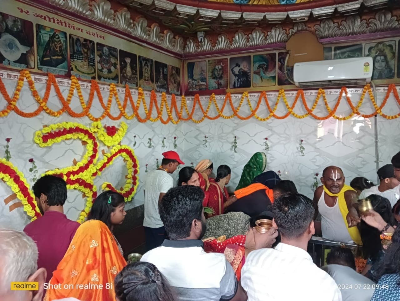 शिवालयों में जलाभिषेक को उमड़ी श्रद्धालुओं की भीड़