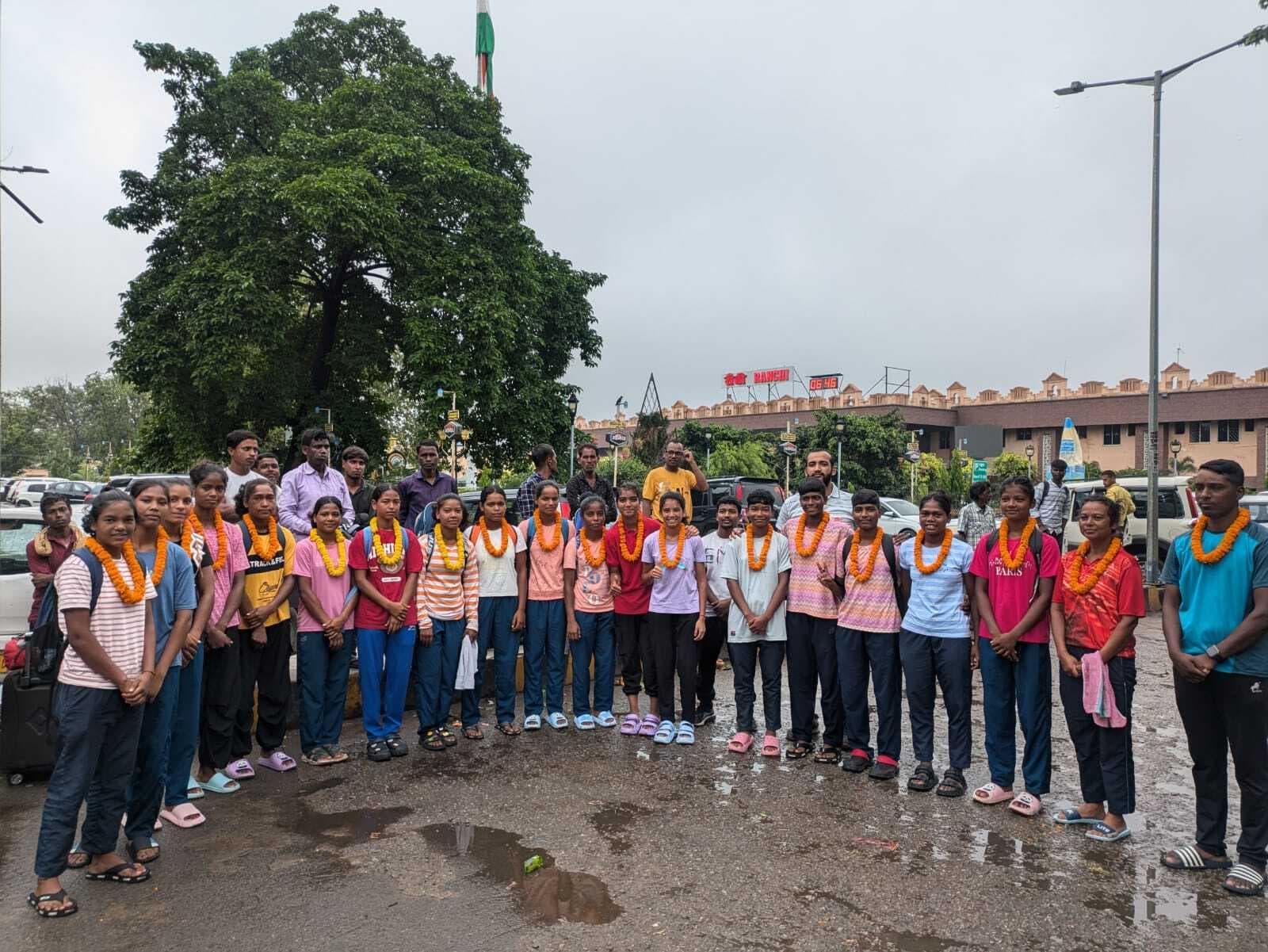 Hockey : विजेता बन रांची लौटने पर झारखंड महिला हॉकी टीम का स्वागत