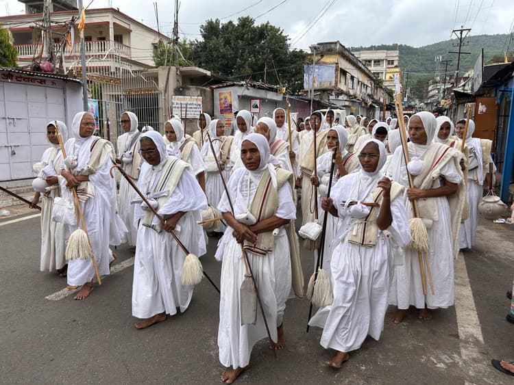 वर्षाकालीन चातुर्मास व जगह-जगह धार्मिक कार्यक्रमों से गुलजार हुआ मधुबन