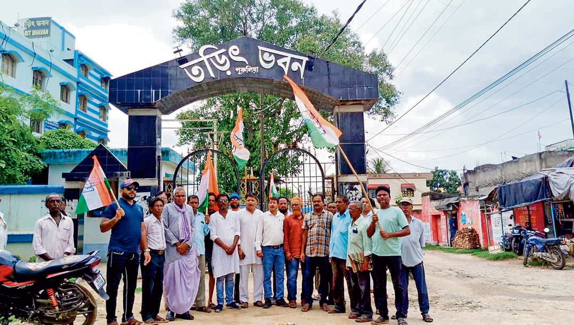 पुरुलिया में तड़ित भवन का कांग्रेस ने किया घेराव