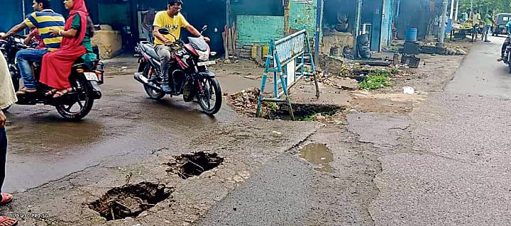 एलसी मोड़ की नाली का स्लैब टूटा, लोगों को परेशानी