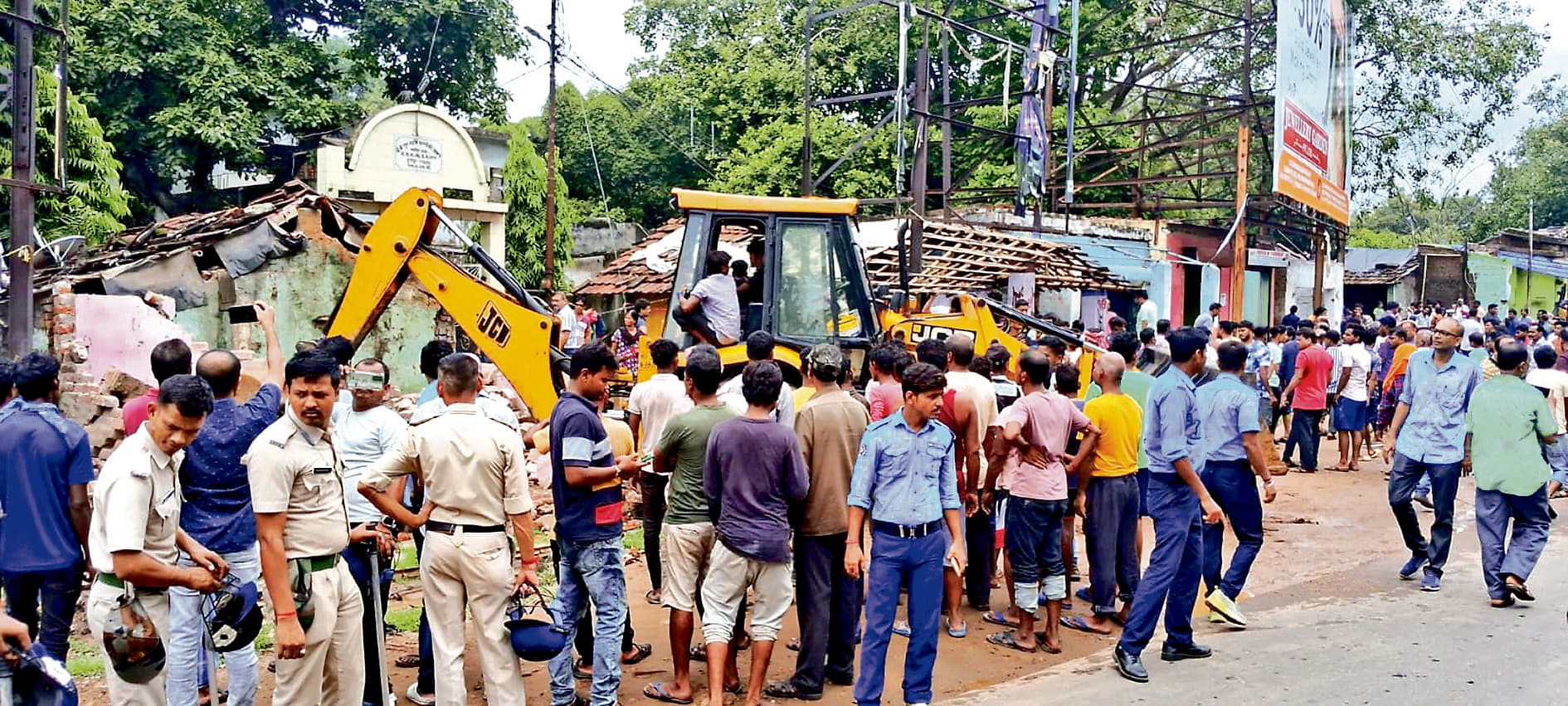 डीवीसी मोड़ इलाके में अतिक्रमण पर  चला एडीडीए का बुलडोजर