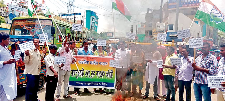 कांग्रेस ने सड़क पर टायर जला कर जताया विरोध