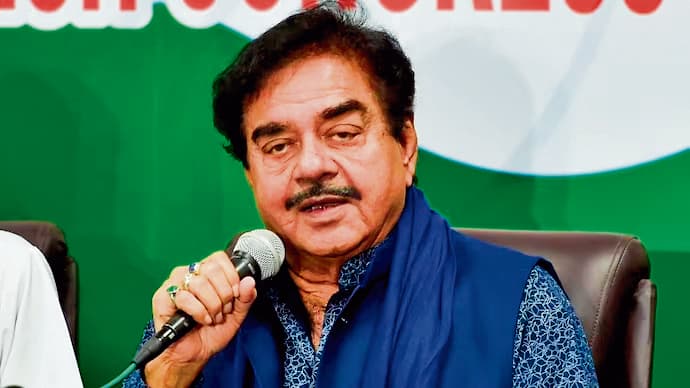 शत्रुघ्न सिन्हा ने छठी बार ली सांसद की शपथ