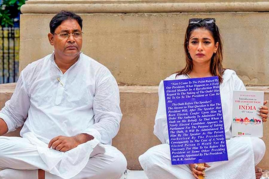 राज्यपाल बोले - तृणमूल विधायक रेयात व सायंतिका का शपथ ग्रहण असंवैधानिक