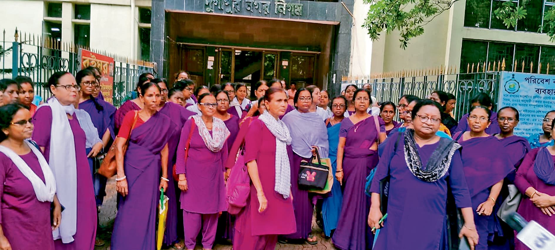 निगम अफसरों के बर्ताव से खफा हेल्थवर्कर्स ने किया प्रदर्शन