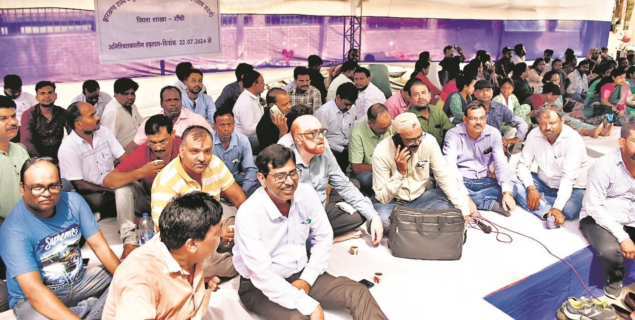 समाहरणालय कर्मियों की हड़ताल शुरू, काम प्रभावित