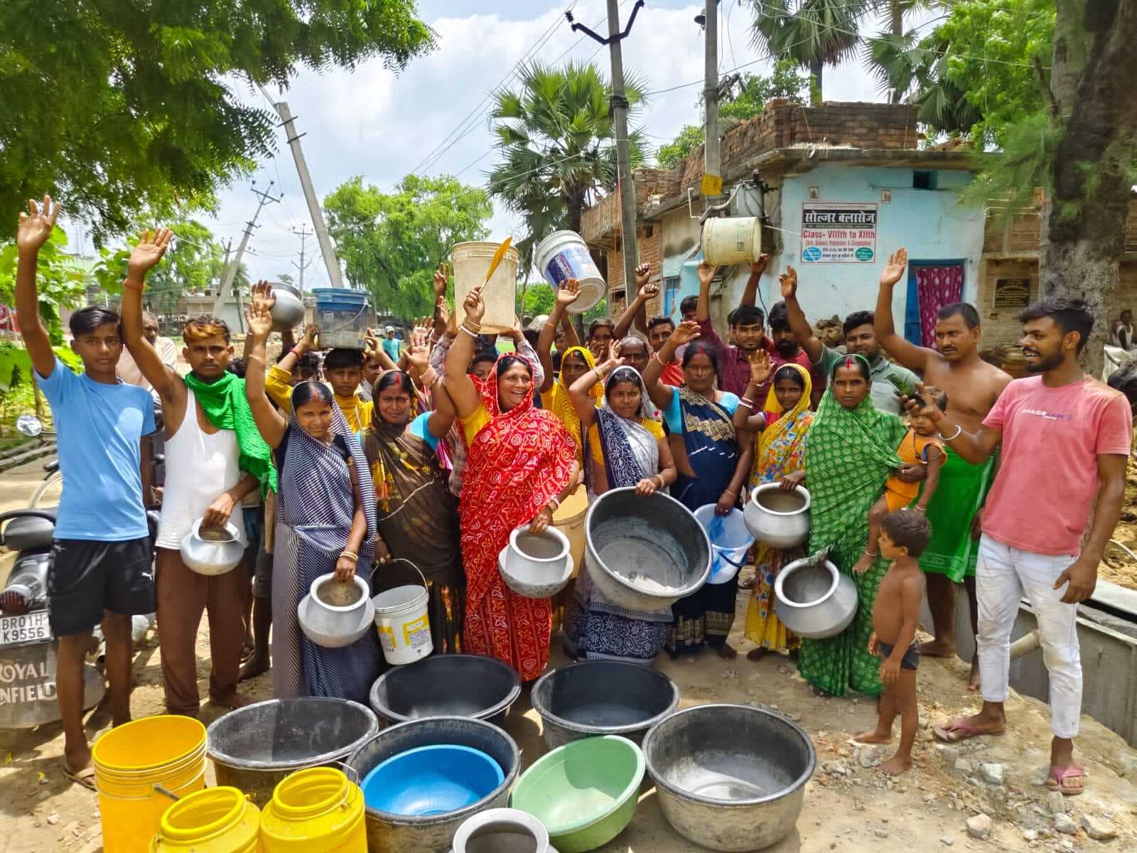 पानी की किल्लत को लेकर ग्रामीणों ने किया प्रदर्शन