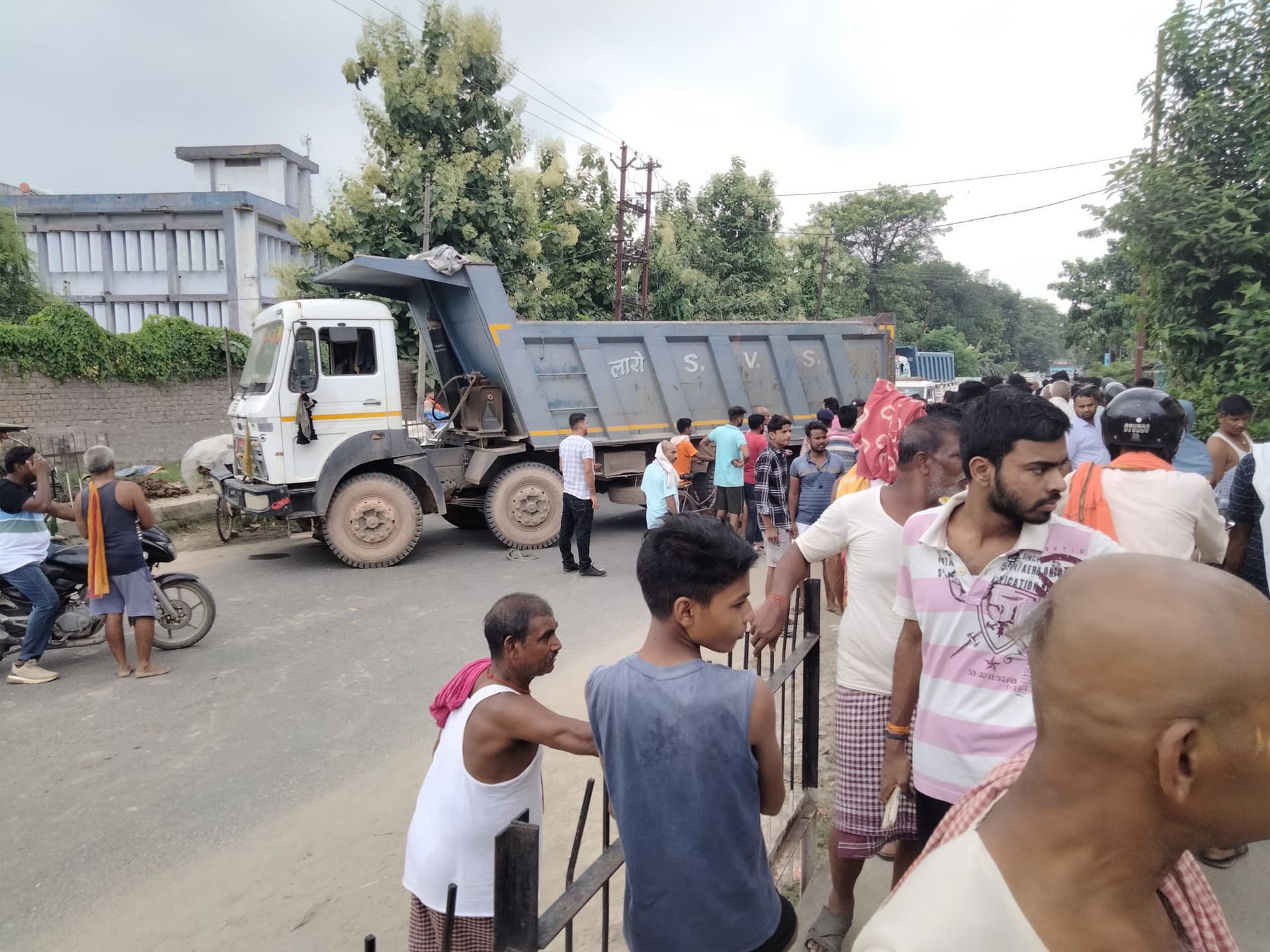 गंगा में डूब रहे ग्रामीण को बचाने में अधेड़ डूबा, हंगामा