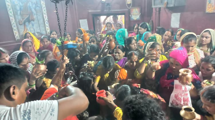 50 हजार से अधिक श्रद्धालुओं ने बाबा बिटेश्वर नाथ पर किया जलाभिषेक