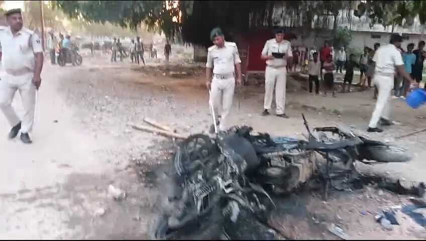 आनंद बाजार में दो गुटों में मारपीट, दो बाइकों में लगायी आग