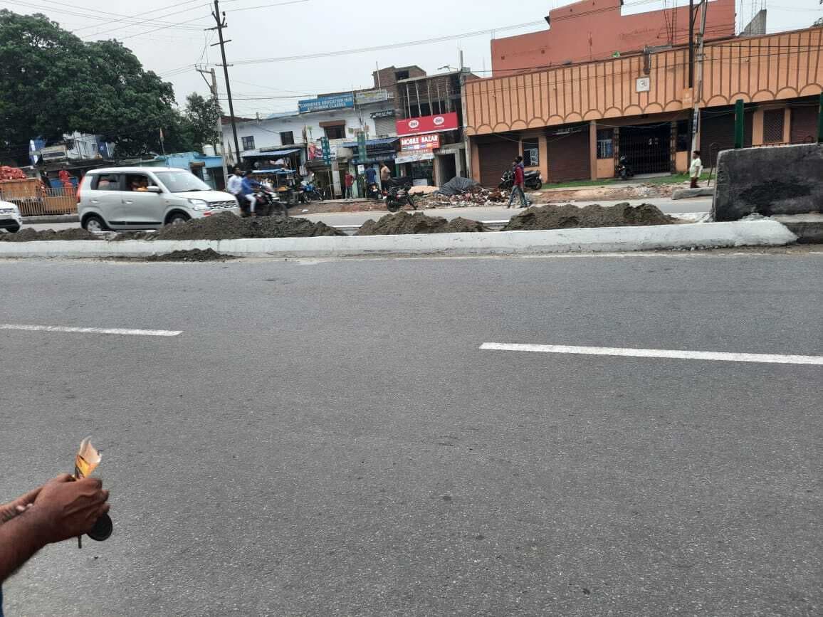 गोविंदपुर में क्रॉसिंग बंद होने से दो हिस्सों में बंटा गोविंदपुर बाजार, लोगों की बढ़ी परेशानी