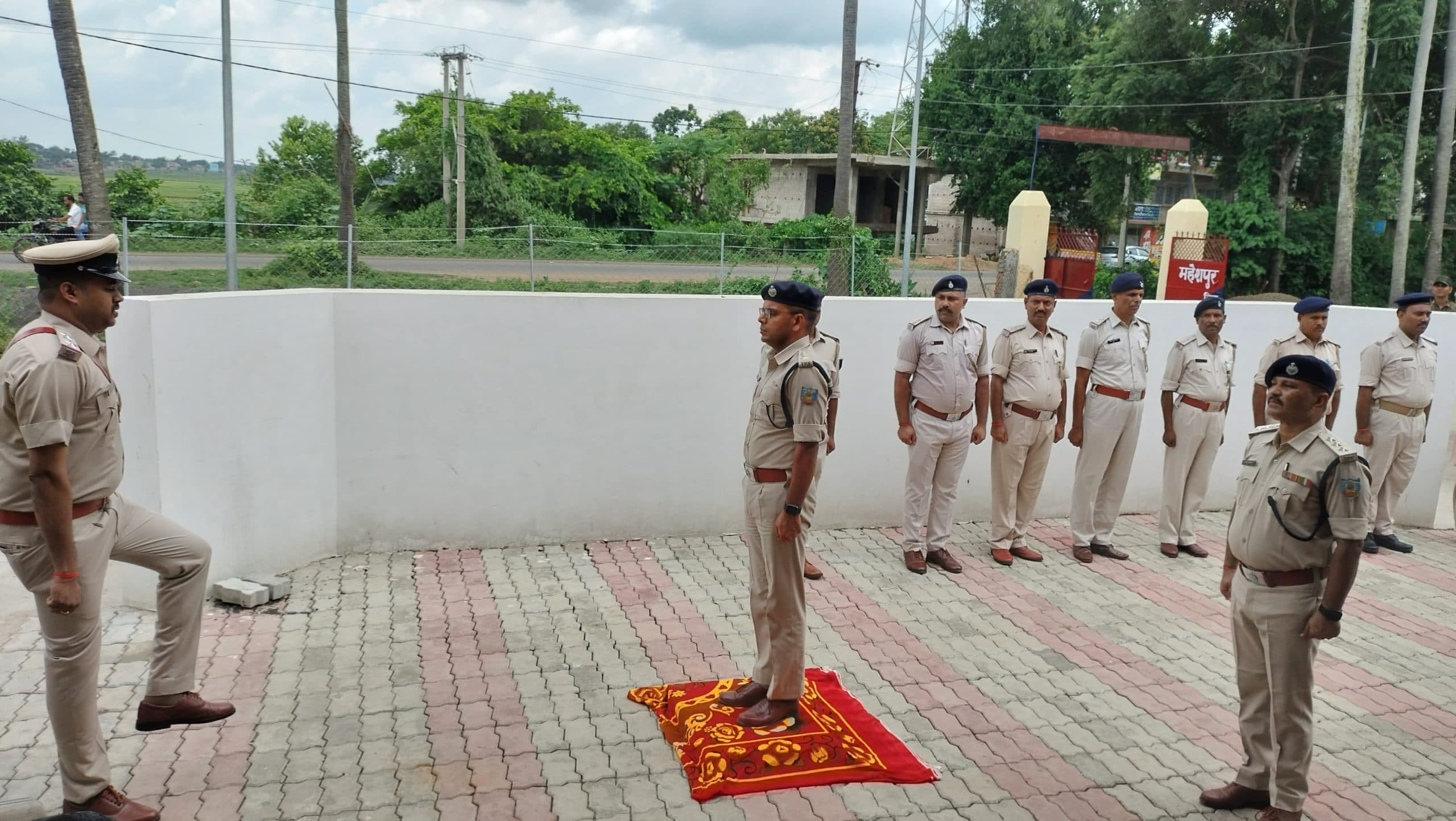 एसपी ने महेशपुर थाना का किया निरीक्षण, अपराध नियंत्रण के लिए पुलिस गश्त तेज करने का दिया निर्देश