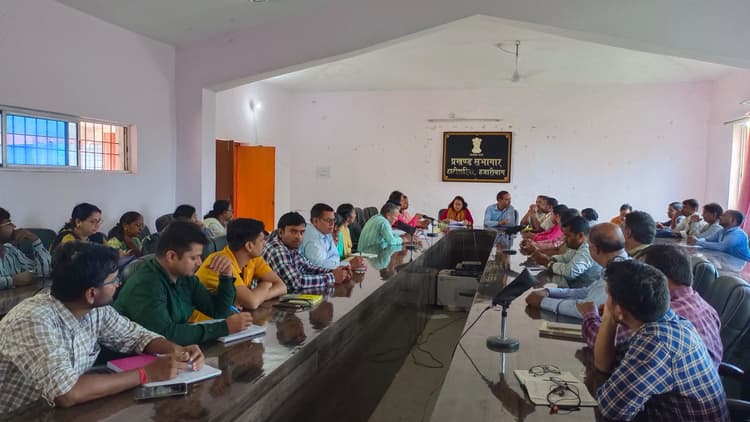 दो विभाग के अधिकारियों को सप्ताह में दो दिन प्रखंड कार्यालय में रहने का आदेश