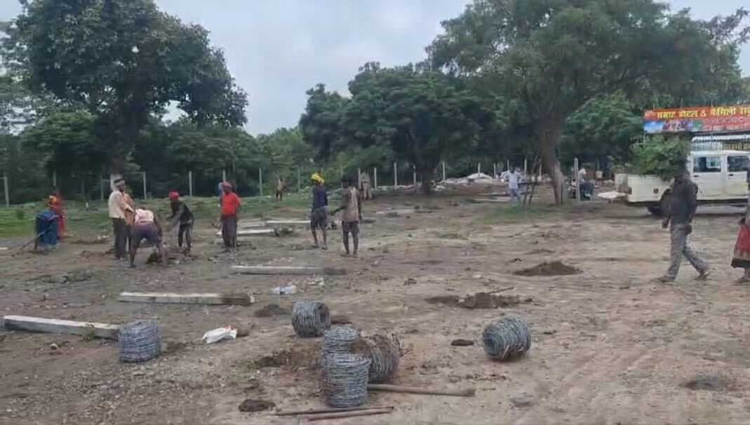 अतिक्रमण मुक्त कर वन भूमि को किया सीमांकन, लगाये पौधे