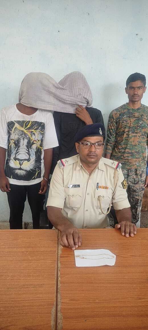 गुरुआ में शिक्षिका से लूटपाट करनेवाले दो युवक धराये