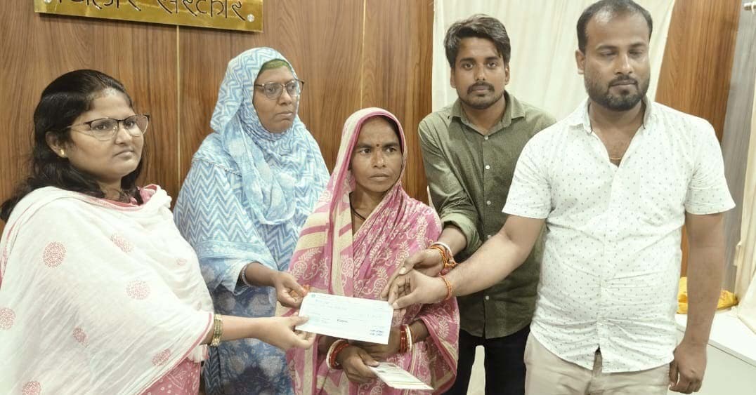मृतकों के परिजन को सीओ ने दिया चार-चार लाख का चेक