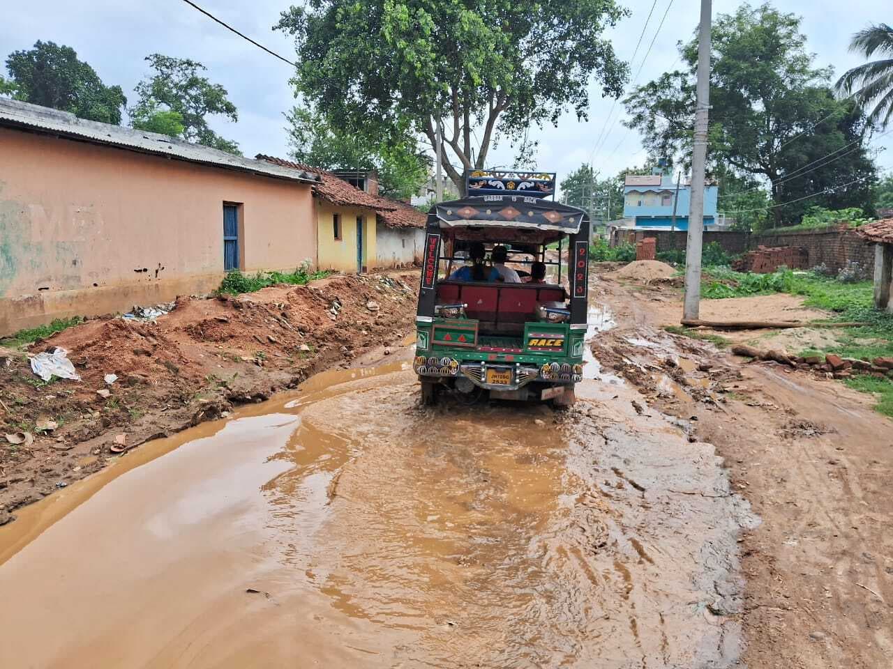 फतेहपुर से कोलपाड़ा जाने वाली सड़क कीचड़मय, बढ़ी परेशानी