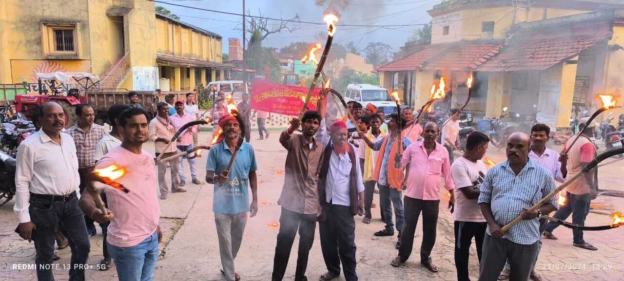 नगर परिषद के कर्मियों ने मांगों के समर्थन में निकाला मशाल जुलूस