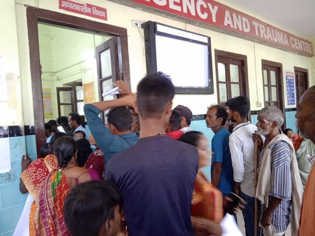 गर्मी से परेशान चिकित्सक ने मरीजों को देखने से किया इंकार