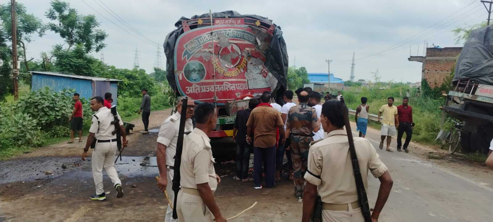 दो तेल टैंकर में टक्कर, पेट्रोल लूटने के लिए मची होड़