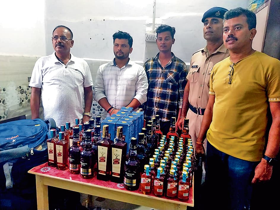 आरपीएफ ने विदेशी शराब के साथ दो को किया गिरफ्तार