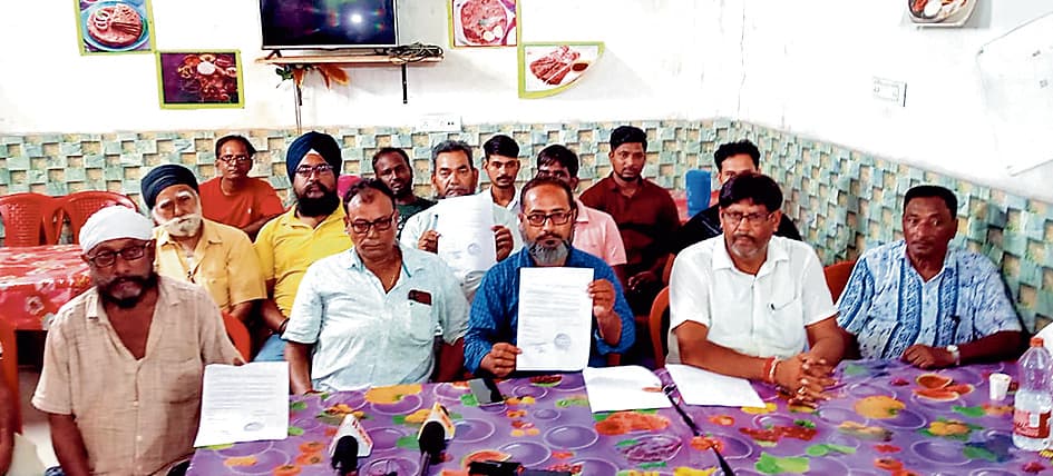 वाटर कनेक्शन का आवेदन लेकर व्यवसायी पहुंचे डीएम के पास