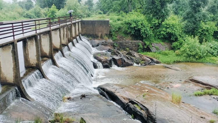 डैम में संचय होने के बदले बर्बाद हो रहा है बारिश का पानी