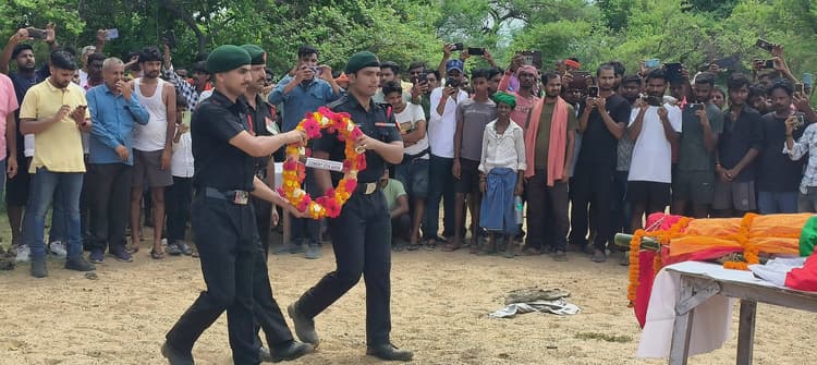 राजकीय  सम्मान के साथ आर्मी जवान के शव को हुआ अंतिम संस्कार