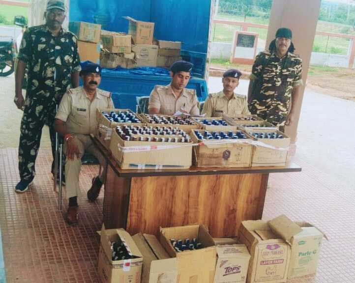 पिकअप वाहन से 1176 बोतल अंग्रेजी शराब बरामद, चालक फरार