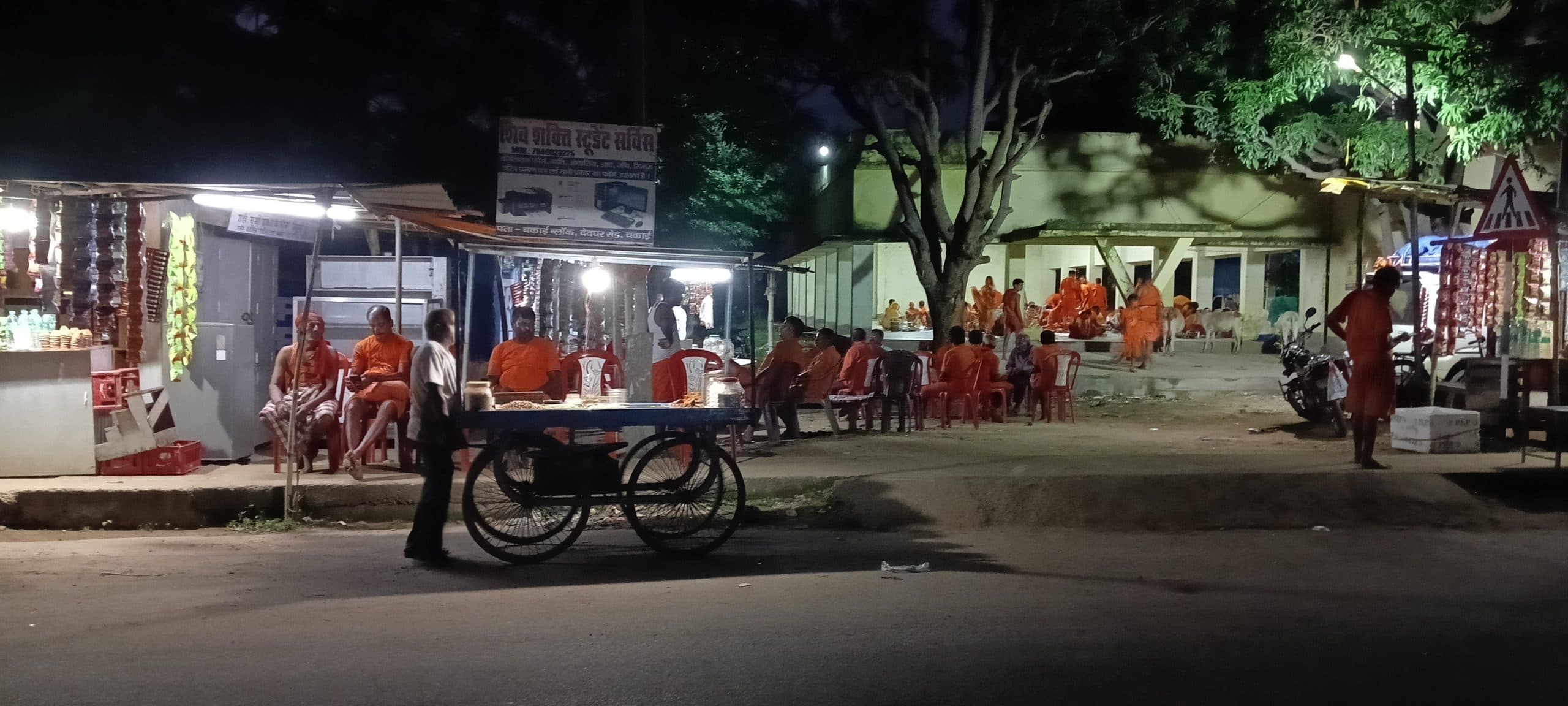 चकाई मोड़ पर शौचालय नहीं, कांवरियाें को हो रही परेशानी