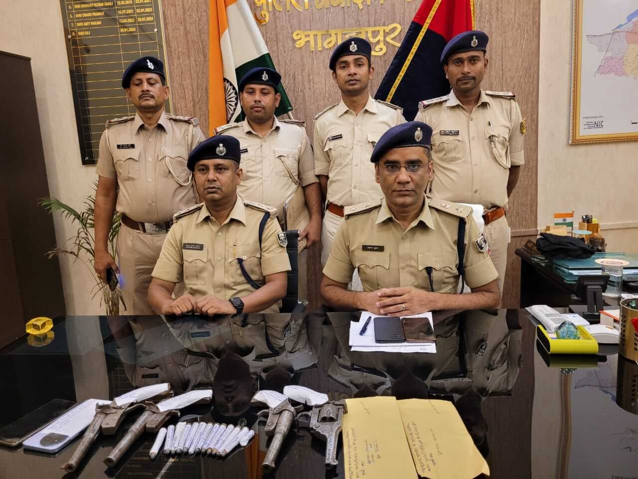 कपड़ा व्यवसायी से लूट मामले में कुख्यात रुपेश सहित तीन गिरफ्तार