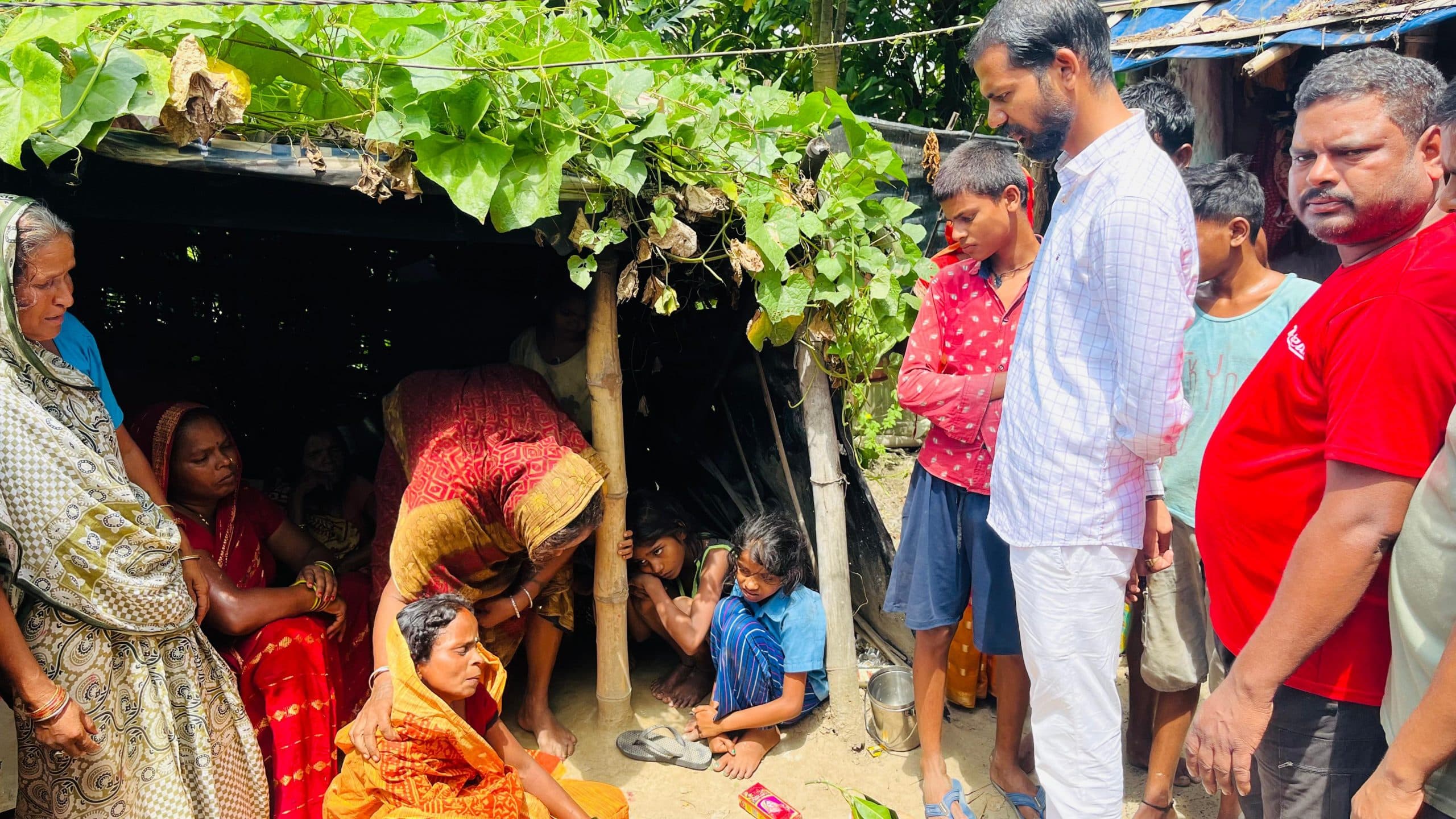 कार चालक का शव घर पहुंचते ही परिजनों में मचा कोहराम