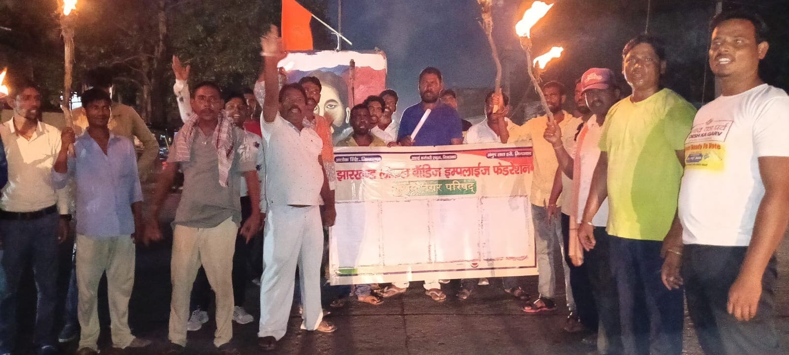 फुसरो नप के सफाई कर्मियों ने निकाला मशाल जुलूस