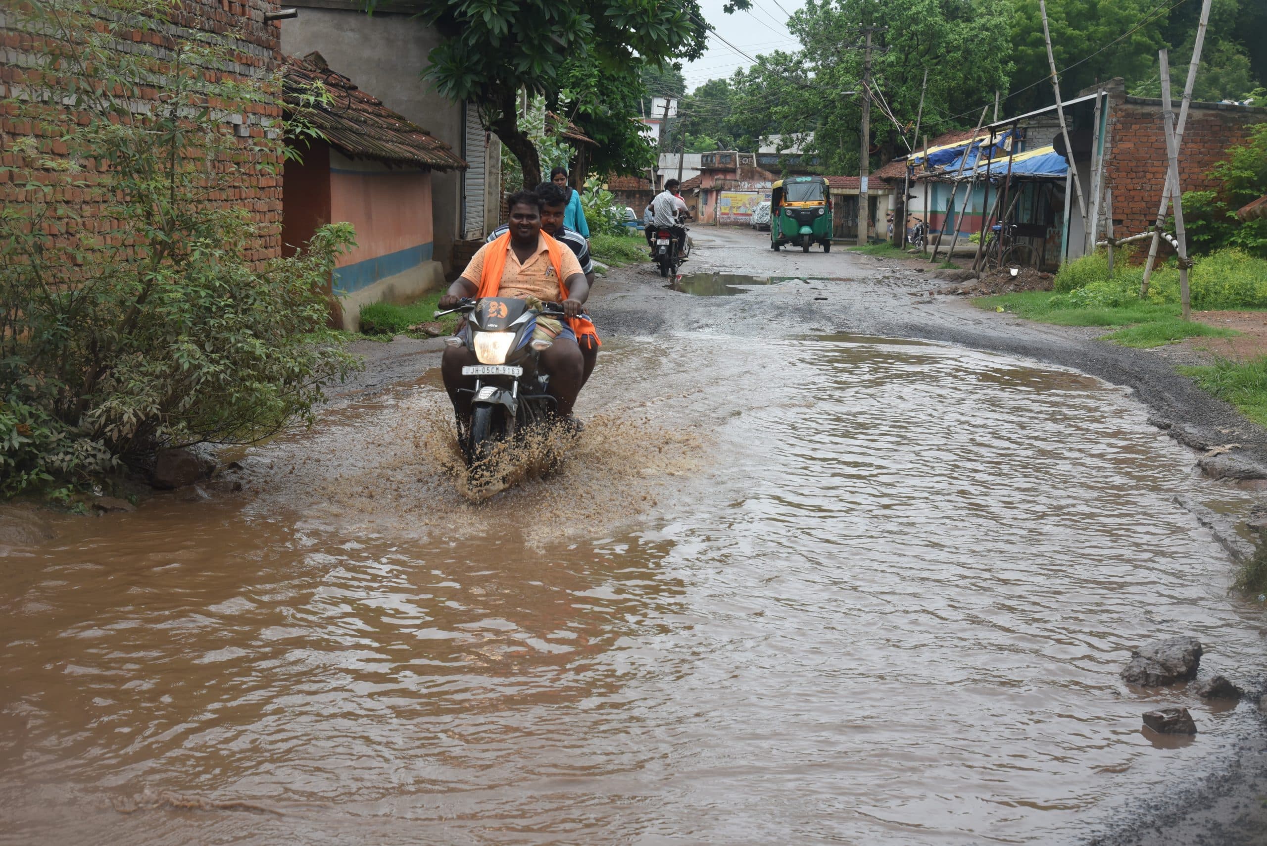 परसुडीह : जरा आराम से चलिए... ये सरजामदा पंचायत की सड़क है