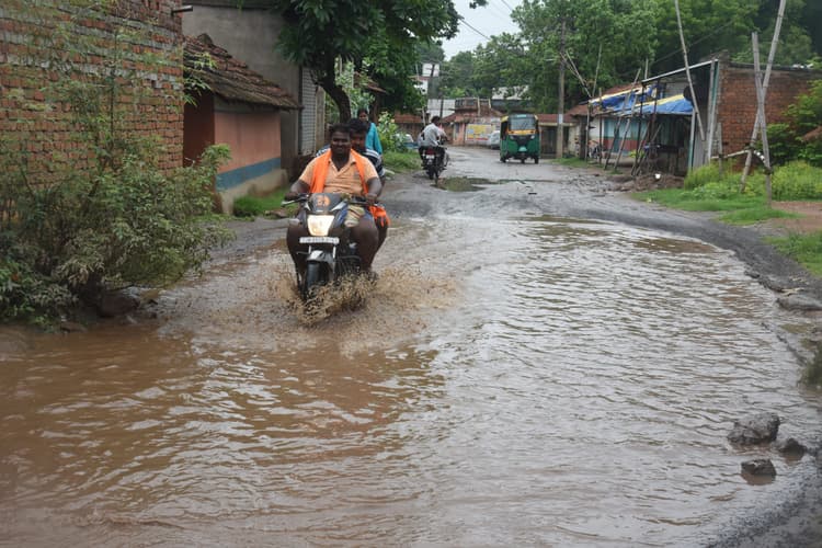 परसुडीह : जरा आराम से चलिए... ये सरजामदा पंचायत की सड़क है
