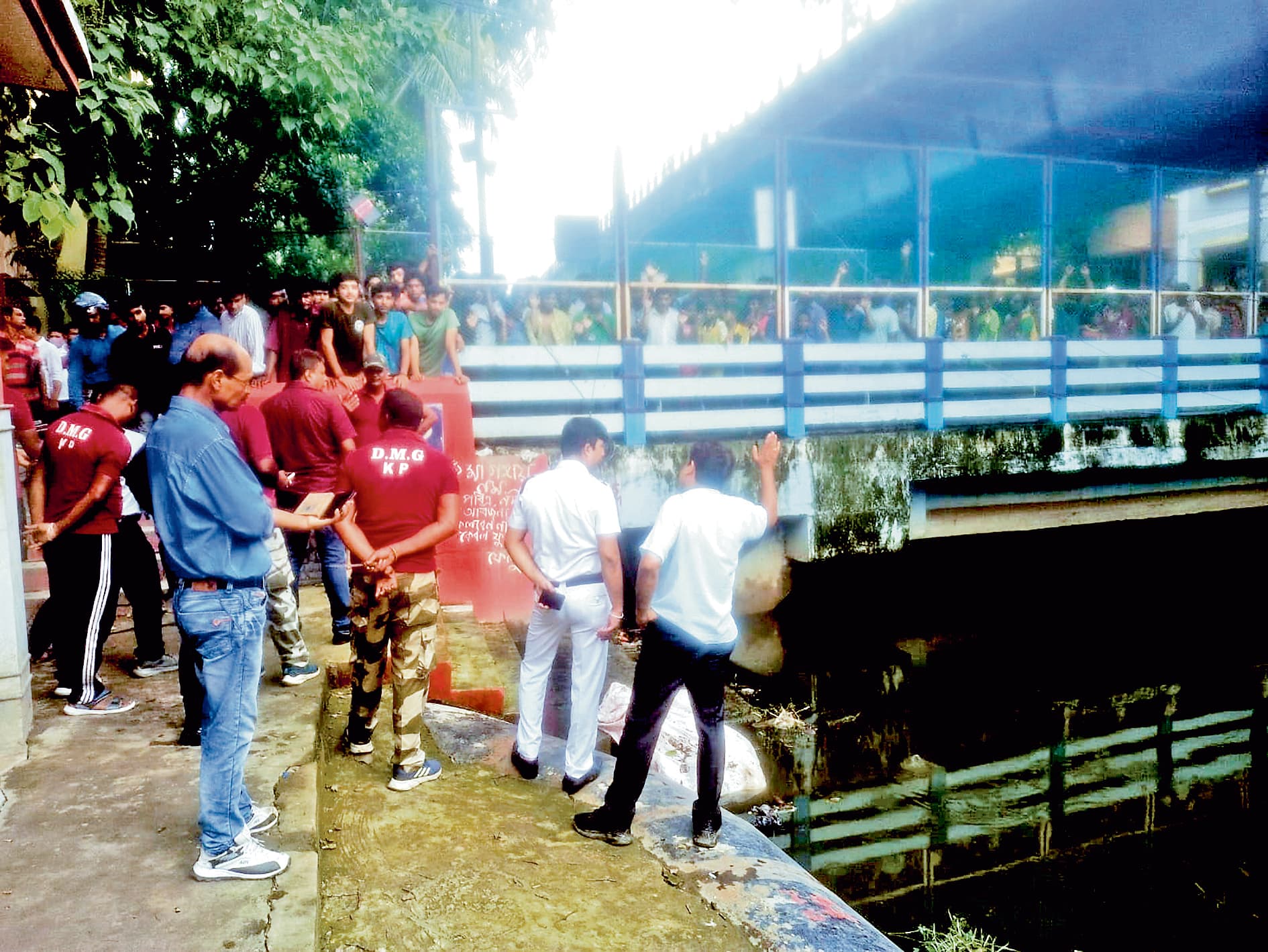 खाल किनारे पड़ी बोरी में मिला युवती का शव