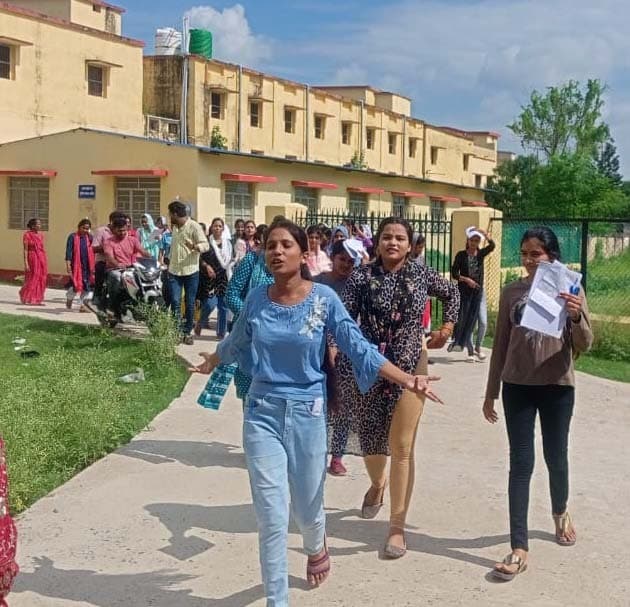 एक दिन पहले ही हिस्ट्री की परीक्षा देने पहुंच गये यूजी छात्र, दो केंद्रों पर मची अफरातफरी