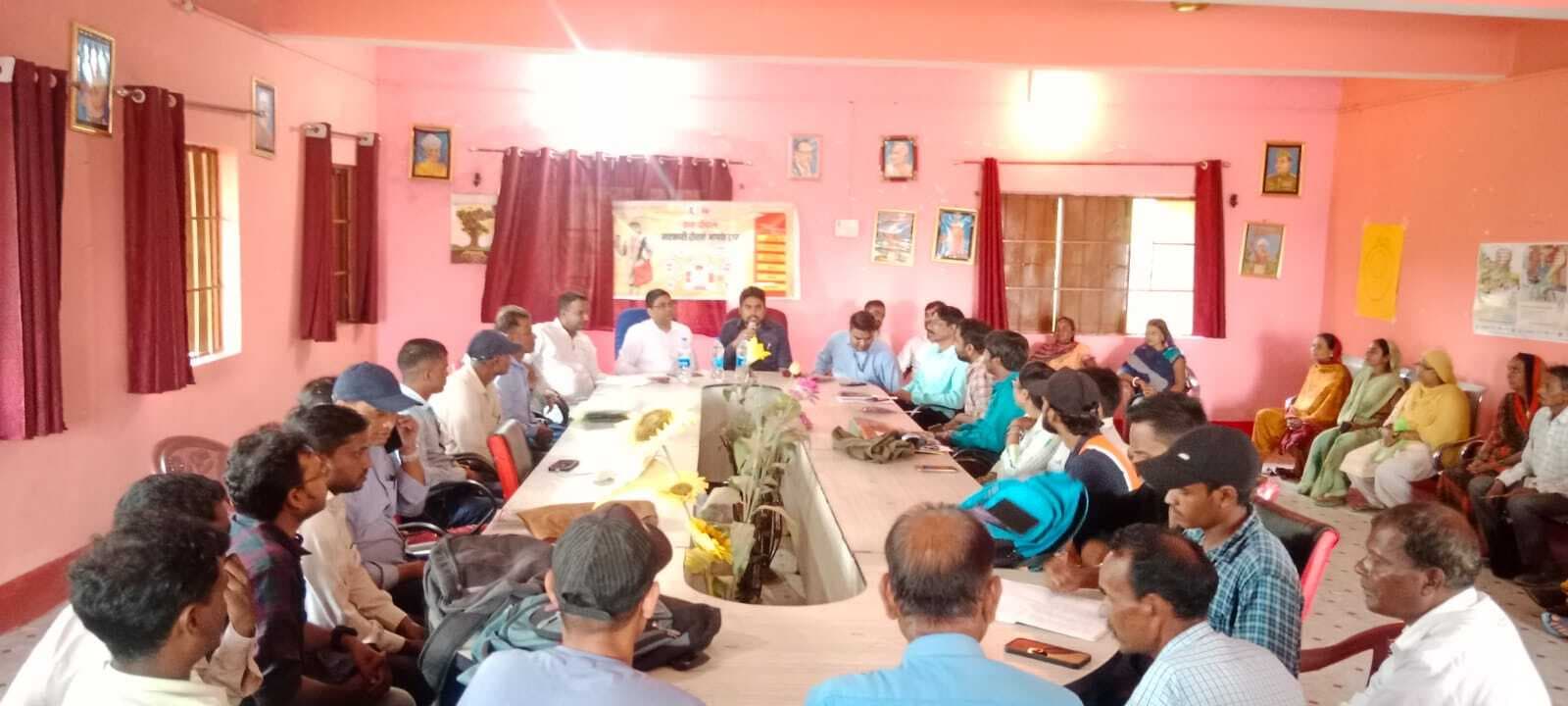 ग्रामीणों को डाकघर की योजनाओं के फायदे बताये