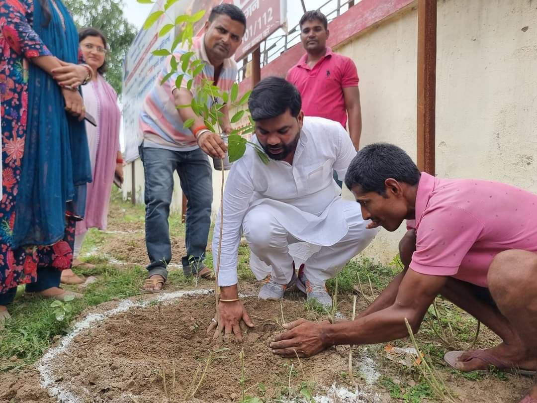 पौधारोपण कर उसे संरक्षित करने का भी दायित्व निभायें लोग