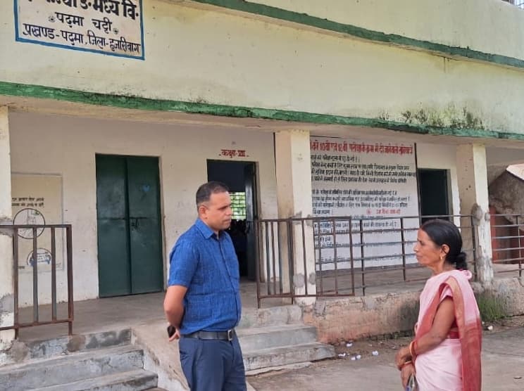 गायब रहने वाले शिक्षकों की जांच करने पहुंचे डीइओ, प्रभारी शिक्षिका से स्पष्टीकरण