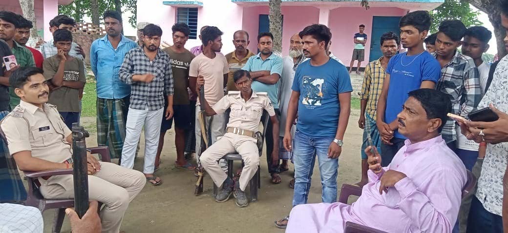 स्कूल में घुसकर की छात्रों से मारपीट