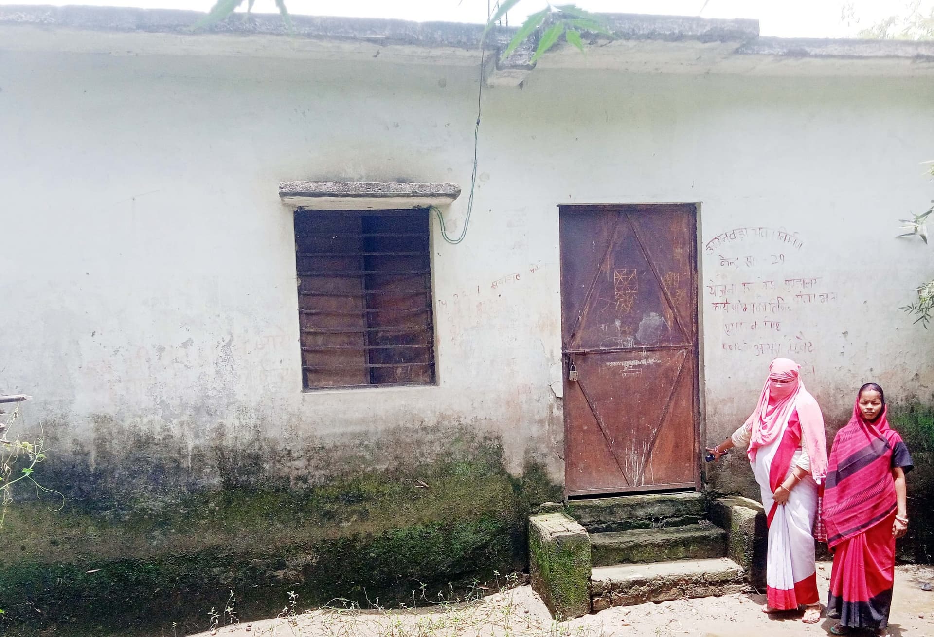 जलजमाव से आंगनबाड़ी केंद्र का संचालन प्रभावित